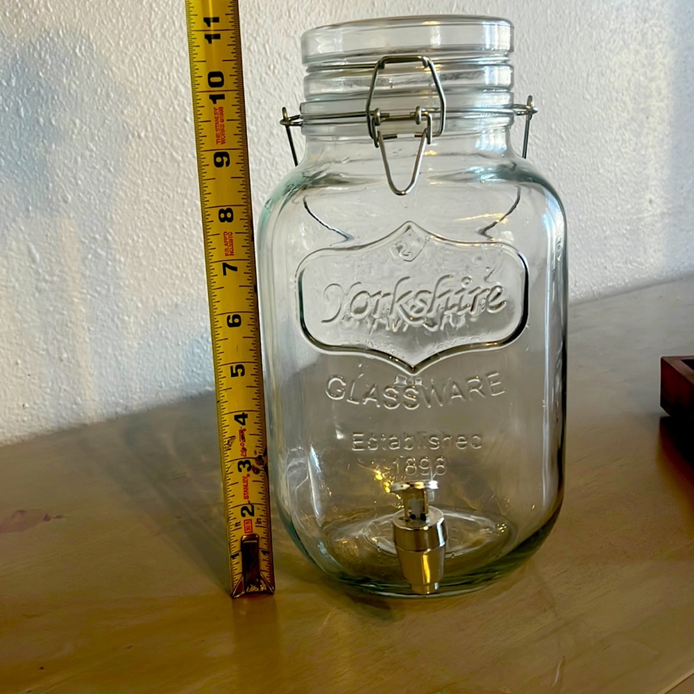 Mason jar beverage dispenser